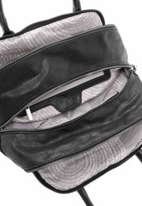 Schwarzer Leder-Rucksack mit strukturiertem Äußeren, ausgestattet mit silbernen Reißverschlüssen und einem grauen gemusterten Innenfutter. Mehrere Fächer im Inneren zur Organisation.