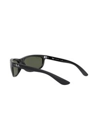 Ray-Ban Sonnenbrillen mit einem eleganten schwarzen Kunststoffrahmen, dunkelgrünen Gläsern und schmal zulaufenden Bügeln. Mit Logo der Marke an den Bügeln.