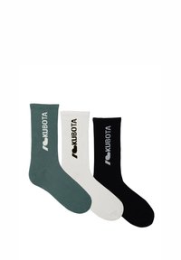 Trzy pary ribbowanych skarpet w kolorach zielonym, białym i czarnym z napisem "I ❤️ KUBOTA" nadrukowanym w kontrastowych kolorach po bokach.