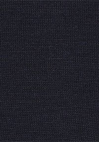 Pletena tkanina tamnoplave boje, s glatkom teksturom i ujednačenim uzorkom finih vodoravnih linija te rebrastim detaljima.