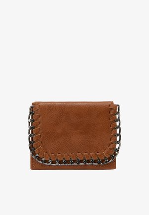 Portofel din piele maro cu un finisaj texturat, având accente metalice de lanț, margini cusute și o formă rectangulară.