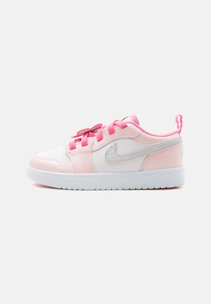 Madala lõuaga tenniskingad valget ja heledat roosat värvi, erkroosade paeltega, hõbedase Nike märgiga ja valge tallaga, ühevärvilisel taustal.