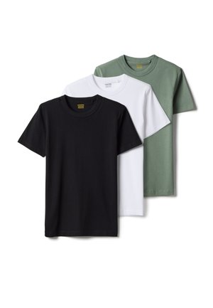 Trois t-shirts unis à col rond en noir, blanc et vert atténué, superposés et présentés sur un fond blanc.