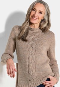 Pull en maille beige avec un motif central en torsades, col rond et poignets côtelés. Texture douce avec une coupe décontractée.
