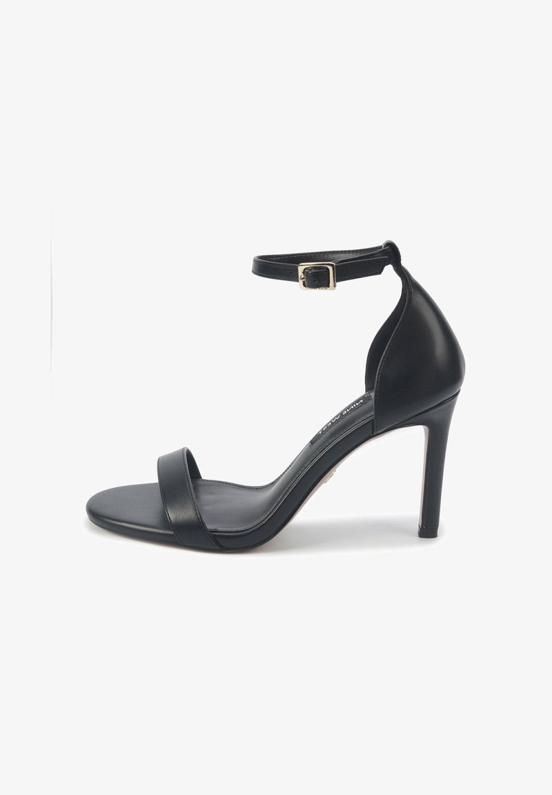 Sandal cu toc înalt negru, fabricat din piele netedă, dotat cu o curea la gleznă cu cataramă, vârf deschis și un design elegant, conturat.