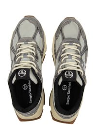 Grau-mesh- und Wildleder-Sneaker mit beigen Akzenten. Sie verfügen über runde Schnürsenkel, einen gepolsterten Schaft und ein Logo auf der Zunge und den Seiten.