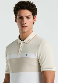 Beige polo shirt met crèmekleurige en tan horizontale strepen, gestructureerde stof, een drieknoopsluiting en een contrasterende kraag met lichte strepen.
