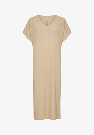 Vestido de punto beige con escote en V, mangas cortas y corte holgado. Presenta una silueta recta y una textura suave.