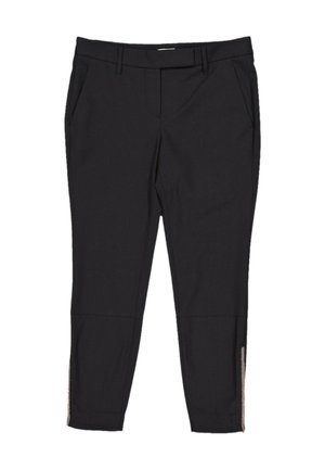 Czarne spodnie slim fit z bocznymi kieszeniami, szlufkami na pasek i detalem z zamkiem błyskawicznym przy mankietach u dołu nogawek, ułożone płasko na białym tle.