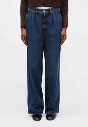 Weite blaue Denim-Jeans mit hohem Bund, die vorn Falten und ein klassisches Five-Pocket-Design aufweisen. Geschmeidige, mittelschwere Textur.