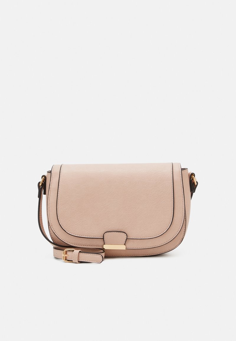 Borsa a tracolla in morbida pelle rosa chiaro, con patta curva, dettagli in metallo color oro e cuciture a contrasto nere. Tracolla regolabile inclusa.