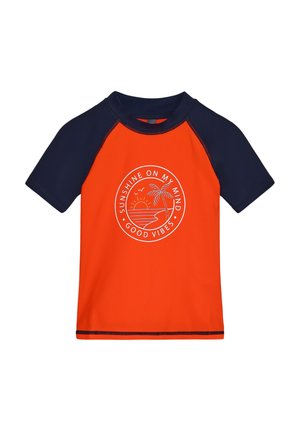 T-shirt de bain à manches courtes pour enfants, corps orange avec manches bleu marine, présentant un motif circulaire blanc d'un soleil, un palmier et le texte "Sunshine on my mind".