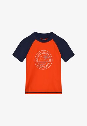 Dziecięca koszulka kąpielowa z krótkim rękawem, pomarańczowe ciało z granatowymi rękawami, z białym okrągłym wzorem przedstawiającym słońce, palmę oraz napis "Słońce na myśli".