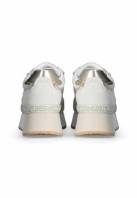 Adidași albi cu un material texturat, accente metalice aurii, un toc înălțat și detalii pătrățoase pe marginea talpii.