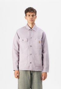 Lys lavendel denimjakke med knaplukning fortil, to brystlommer og sølvhardware; har en afslappet pasform og en klassisk krave.