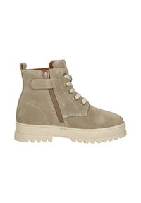 Beige suede enkellaarsjes met een zijrits, ronde neus en decoratieve veters; gestructureerd oppervlak en chunky witte rubberen zool.