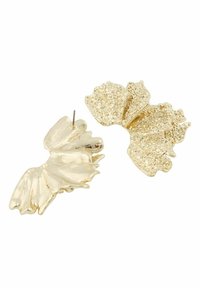 Guldtonade örhängen med en texturerad bladmönster, en glansig och slät, den andra med en spräcklig yta. Hypoallergen stiftbak.