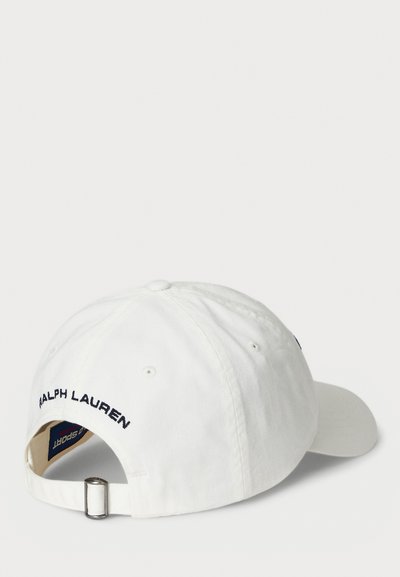 Boné branco de algodão com o nome "Ralph Lauren" bordado em azul marinho na parte de trás e uma alça metálica ajustável para personalização de tamanho.