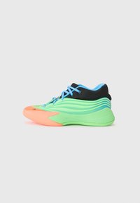 Chaussures de sport légères avec un design multicolore : tige verte, col noir, lacets bleus et semelle en caoutchouc orange avec des accents texturés.