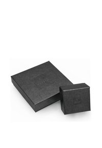 Scatole regalo nere con finitura opaca, una quadrata più grande con logo in rilievo e una quadrata più piccola sopra, entrambe con bordi netti e design pulito.