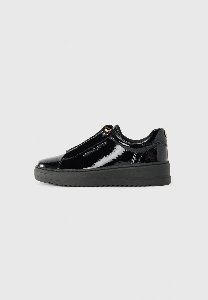 Deportivas de charol negro con suela plana de goma negra y un sutil acento dorado. Presenta un cierre de cremallera y un diseño minimalista.