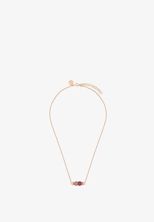 Fint halskæde i rosaguld med tre små, runde perler i nuancer af pink og rød i midten samt justerbar lukning.