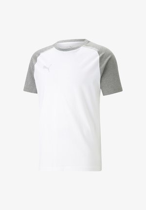 Fehér, rövid ujjú póló szürke raglán ujjakkal, puha anyagból készült, szívességgel a mellrészen és klasszikus, kerek nyakú dizájnnal.