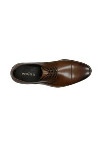 Scarpa da uomo in pelle marrone con texture liscia, chiusura con lacci, punta affusolata e logo sulla soletta. Finitura lucida con dettagli delicati.
