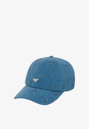 Blauwe corduroy pet met geborduurde sterpatronen, gebogen klep en een klein metalen hartlogo aan de voorkant. Getextureerde stof.