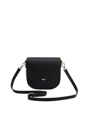 Sac bandoulière en cuir noir avec emblème d'abeille dorée sur le rabat et sangle réglable avec fermoirs dorés sur fond blanc.