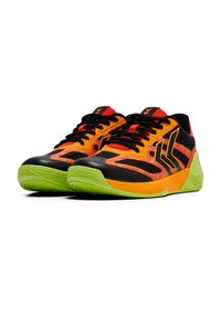 Sportschoenen in zwart, oranje en groen. Kenmerken zijn een gestructureerd materiaal, een patroonontwerp en heldere veters, met een gevoerde zool voor ondersteuning.