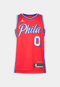 Maglia da basket rossa con accenti blu, con la scritta "Phila" in bianco corsivo, numero "0", trama a rete e un logo Jordan sul colletto.
