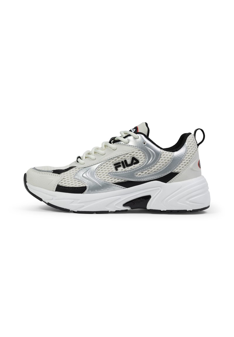 Sneakers sportivi con tomaia in mesh bianco e argento, dettagli neri, suola bianca ammortizzata e logo del marchio sul lato e sul tallone.
