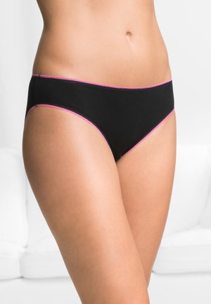 Bikini neri in morbido cotone, con una consistenza liscia e rifiniture smerlate rosa in contrasto lungo la vita e le aperture delle gambe.