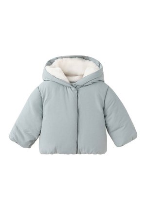 Veste matelassée bleu clair avec capuche et doublure en polaire blanche, conçue pour temps froid.