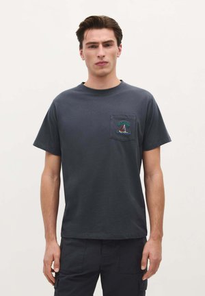 Cotton t-shirt in dark navy with short sleeves, round neck, and a chest pocket featuring a colorful sailboat embroidery detail.