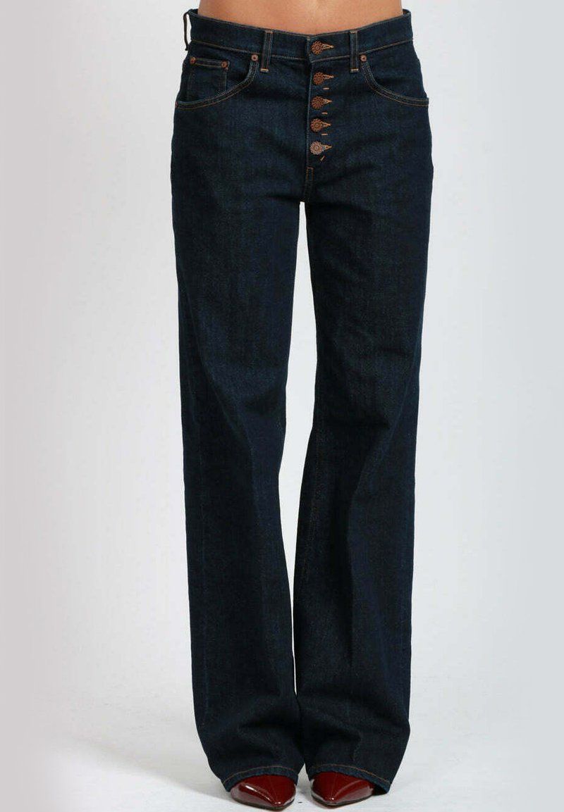 Jeans in denim blu scuro con taglio a gamba larga. Presentano una vita alta, chiusura frontale con cinque bottoni e delicati dettagli di cucitura.