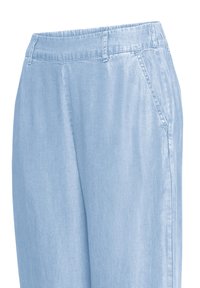 Lichtblauwe denim broek met elastische tailleband, riemlussen en schuine zijzakken, getoond van taille tot halverwege het dijbeen.