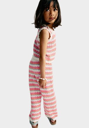 Conjunto de dos piezas de ganchillo con rayas multicolores en rosa y blanco. Textura de punto, top sin mangas y pantalones de pierna ancha de corte holgado.