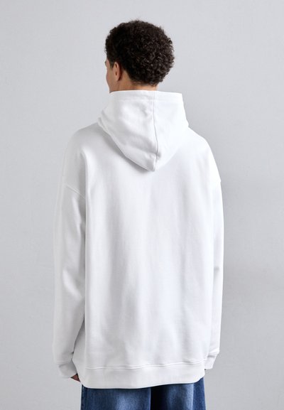 Weißer Hoodie mit lässigem Schnitt, verfügt über eine gro�ße Kapuze, lange Ärmel und eine einheitliche Textur. Keine sichtbaren Logos oder Muster vorhanden.