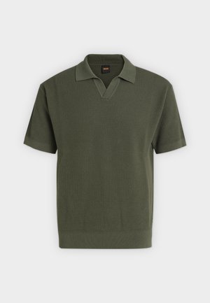 Polo en maille vert olive à manches courtes avec motif texturé et ourlet et poignets côtelés sur fond uni.