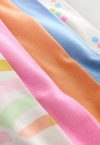 Mehrfarbiger Stoff mit Streifen in Pink, Orange, Hellblau und Weiß, mit einer gerippten Textur und verspielt gepunktetem Muster.