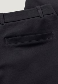 hessnatur SMART RELAXED - Chino - schwarz