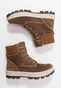 Hnědé voděodolné boty mají svršek z nubuku a kůže, kulaté tkaničky a kontrastní gumovou podrážku s hlubokým profilem.