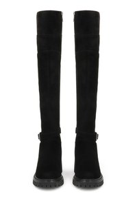 Knee-high juodi suediniai batai su lygiu paviršiumi, turintys šoninė zip juostą, reguliuojamą kulkšnies dirželį ir storą guminius padais.