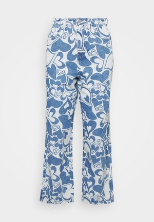 Calças de ganga azuis em flared com um padrão de corações brancos, cintura alta e costura robusta, com fecho de correr e botão.