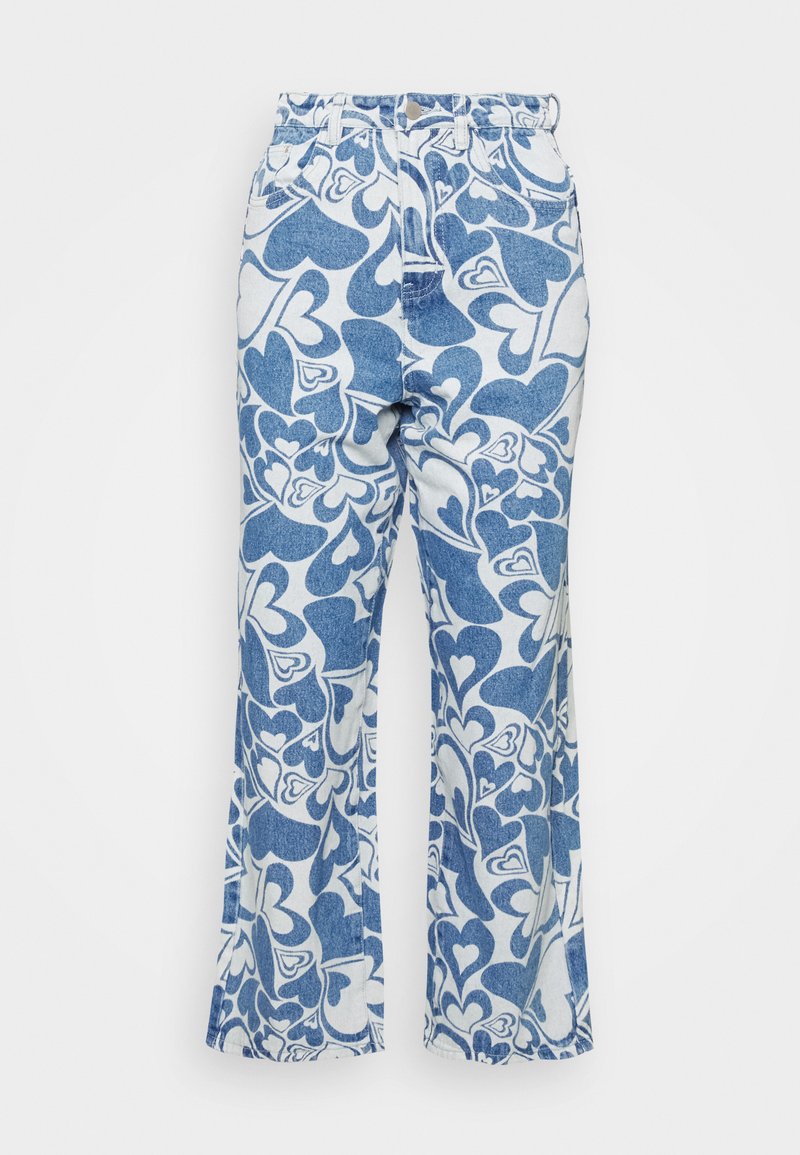 Calças de ganga azuis em flared com um padrão de corações brancos, cintura alta e costura robusta, com fecho de correr e botão.