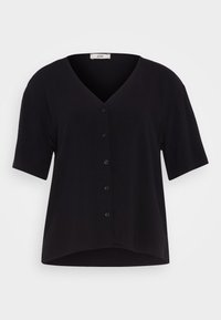 Blouse noire à manches courtes avec col en V, dotée d'une patte de boutonnage sur le devant et d'un ourlet légèrement arrondi pour une coupe décontractée.