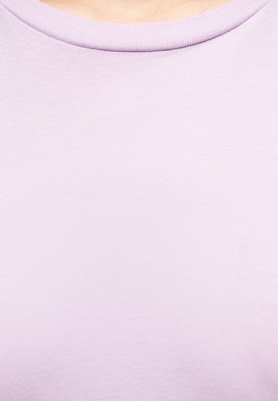 Tuva krāsa unapaļotas kakla daļas auduma tekstūra krūtīm augšpusē un kakla rajonā.