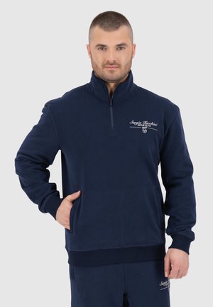 Marineblaues Fleece-Pullover mit einem Viertelreißverschluss, gerippten Bündchen und Saum. Verfügt über Seitentaschen und ein gesticktes Markenlogo auf der Brust.